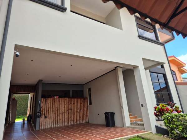 Casa amplia en condominio privado en Moravia | 3 habitaciones, sala de TV y hermosa vista