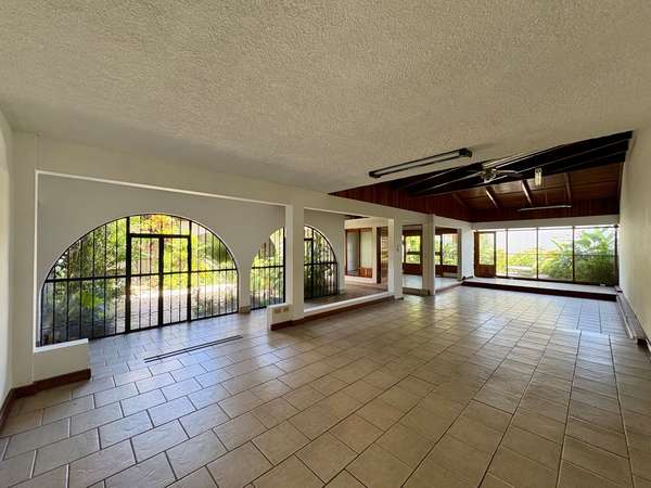 Alquiler de Casa para Oficinas o Comercio en Rohrmoser | 615 m² | 6 Parqueos | Cerca de Plaza Mayor