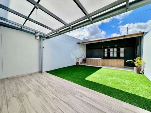 Moderna casa en condominio familiar, Escazú para inversión
