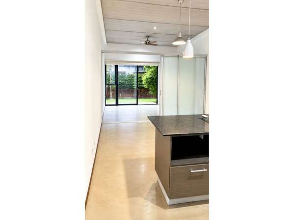 Alquiler con patio privado y línea blanca en Brasil de Santa Ana