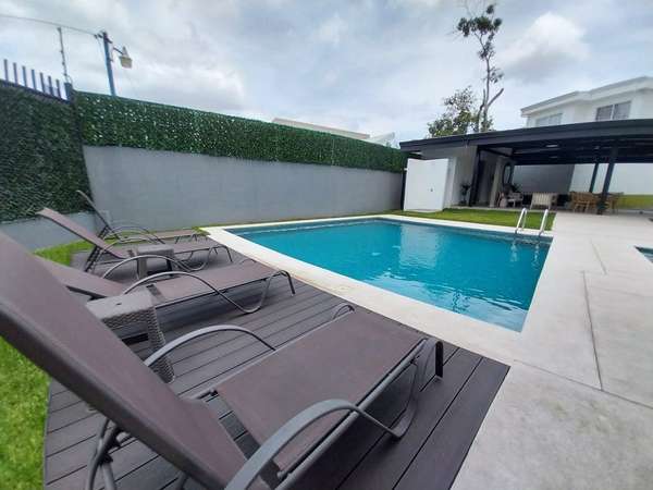 SE RENTA CASA EN CONDOMINIO CON PISICINA Y GIMNASIO- SAN ANTONIO DE ESCAZÚ