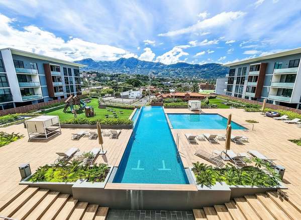 Escazu Village! Apartamento amueblado de 2 habitaciones / balcón