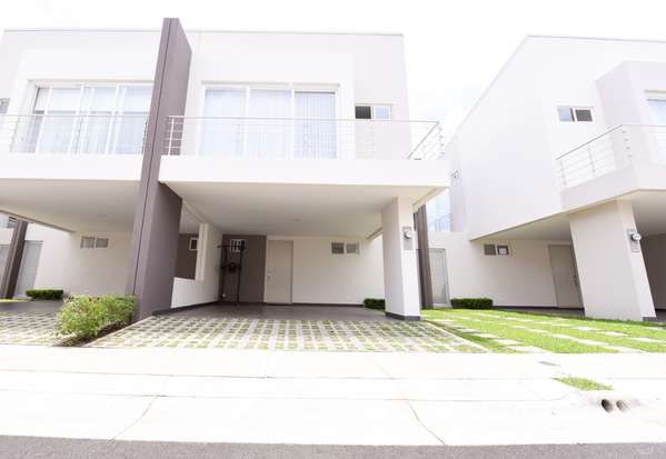 Casa en alquiler en Condominio La Arboleda, Belén | 3 habitaciones + 3 parqueos + ático