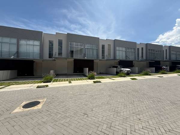 ALQUILER DE CASA EN DISTRITO 5 PARA ESTRENAR