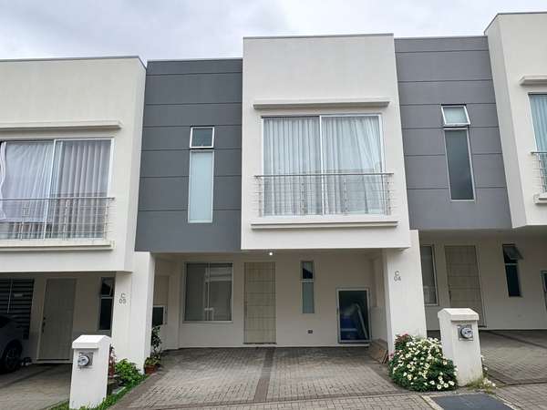 *Venta de Casa en Condominio en Santo Domingo de Heredia