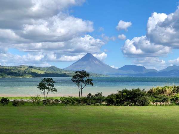Terreno en Arenal Viejo con vista al lago y montañas, ideal para desarrollo