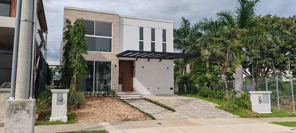 Venta | Casa de Lujo para Estrenar en Villas del Sol – Diseño Versátil
