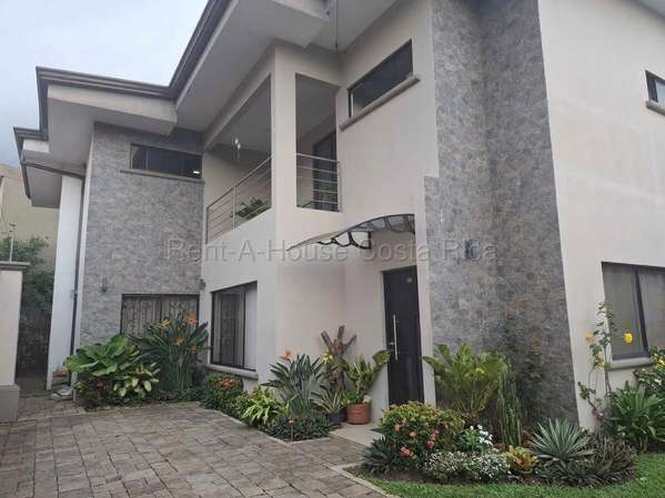 Exclusiva casa contemporánea de 5 habitaciones en San Isidro de Coronado con cochera para 3 vehículos