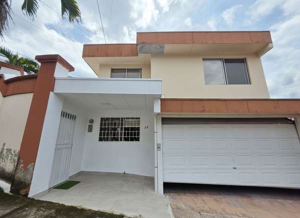 Venta de Casa + Apartamento Esquinera en Sabanilla Montes de Oca