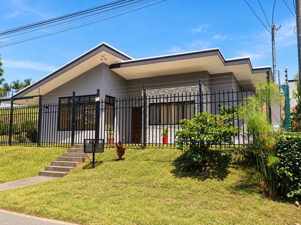 Casa moderna en Naranjo – totalmente amueblada y lista para habitar