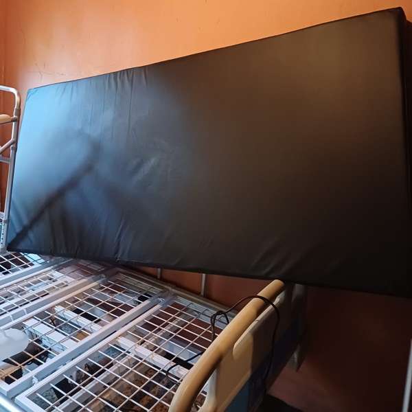 Andadera y cama con colchón eléctrica