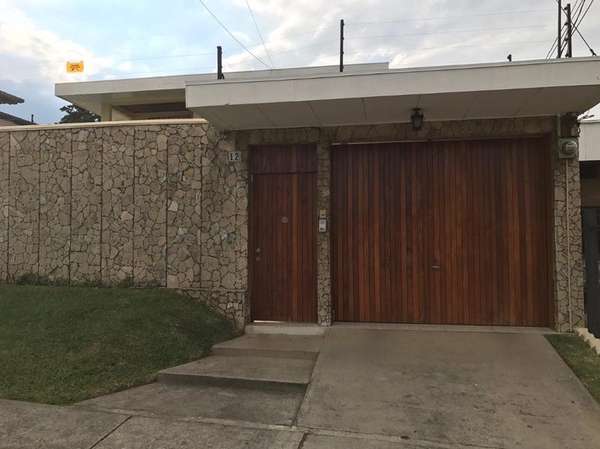Casa en venta por dueño en Los Anonos, Escazú | 555 m² de terreno y amplios jardines