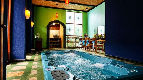 Spa equipado con piscina, sauna y baño turco 