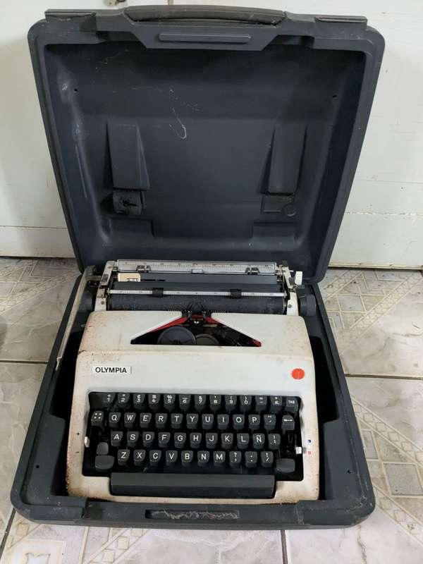 Maquina de escribir antigua