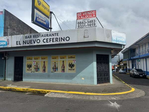 Se vende terreno con negocio comercial - Local esquinero en el centro de Ciudad Quesada