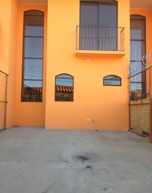 Apartamento construido en cemento en dos plantas 