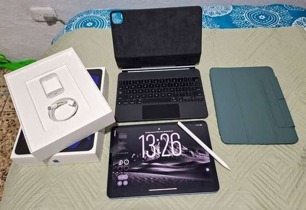 iPad Air 5 11 inch con chip M1 256 GB Wi-Fi + Magic Keyboard + Apple Pencil 2 – Batería 78%, golpes leves, con caja