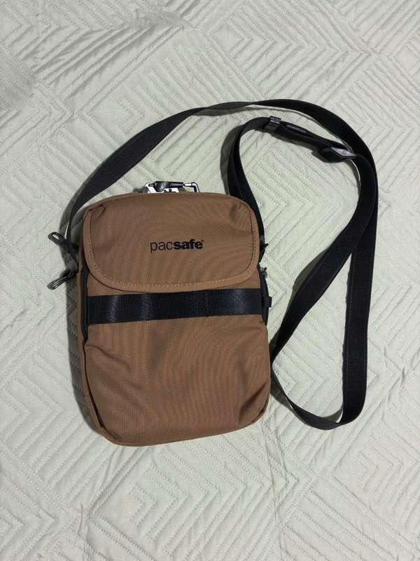 Bolso Crossbody Antirrobo Pacsafe Metrosafe X Compact - Tan