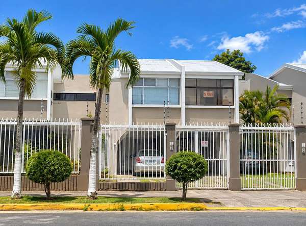 CASA EN VENTA EN CONDOMINIO OROKI 6170