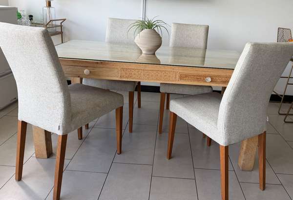 Mesa de comedor y 4 sillas 