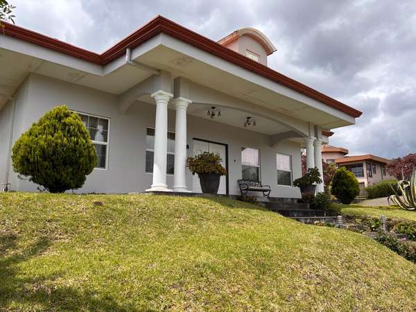 Se vende casa en el lujoso condominio Villa Val Terra San Isidro de Heredia