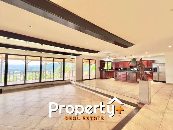 Santa Ana- Piscina Privada- Vista Espectacular- Independiente en Residencial 