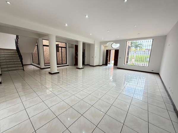 ¡Precio Actualizado! Espectacular y Amplia Casa con Balcón y Zona Verde en Exclusiva Zona de Curridabat .
