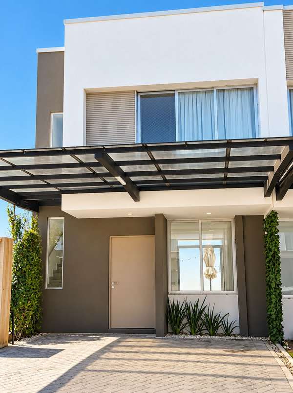 CASA ESQUINERA EN ALQUILER RÍO ORO SANTA ANA | 2 HAB 2.5 BAÑOS 2 PARQUEOS PATIO