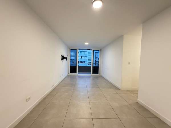 ¡Se Alquila Apartamento Con Línea Blanca, Parqueo Techado y Balcón en Piso 7!