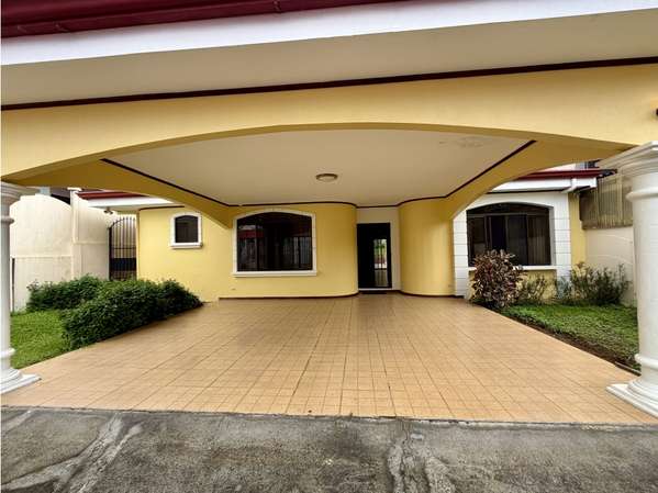 Hermosa casa cerca del centro de San Ramón, Alajuela