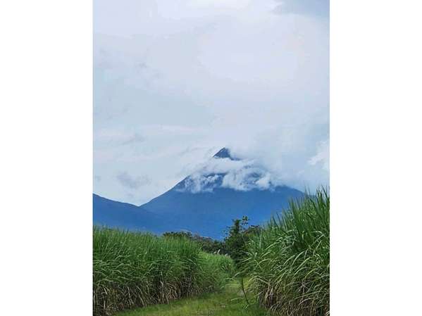 Encantadora Finca con Cabaña, Río y Vista al Volcán