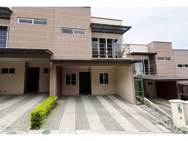 Casa en venta en Ciudad Colón | 3 hab., jardín y piscina