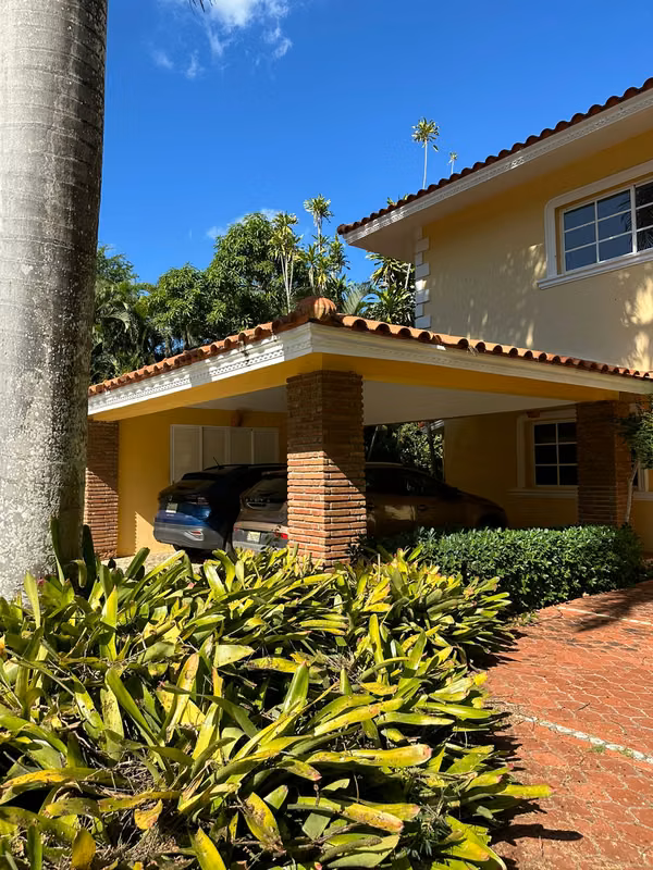 Villa en Metro Juan Dolio 600mts de construcción completamente amueblada en un terreno de 1,200mts.