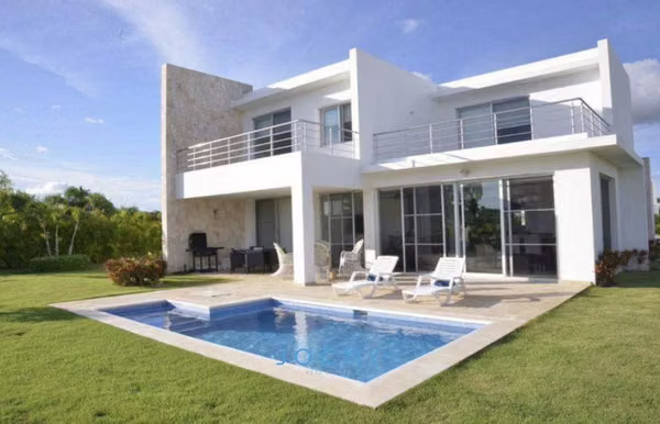 Jochy Real Estate vende, villa en el complejo turístico Playa Nueva Romana, R.)