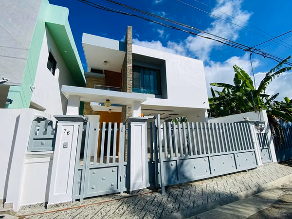Casa de 2 Niveles con 3 Habitaciones y Piscina de Venta en Urb. de Pontezuela, Av. 27 de Febrero!