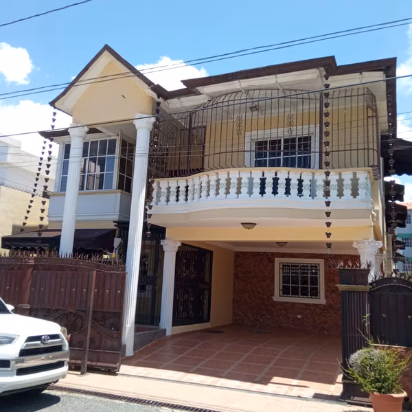 Casa en venta de 3 niveles en la Zona Oriental, Santo Domingo Este.