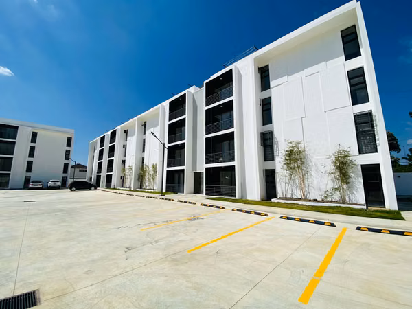 Moderno Apartamento de 3 Habitaciones con Piscina y 2 Parqueos de Venta en la Carretera Don Pedro!