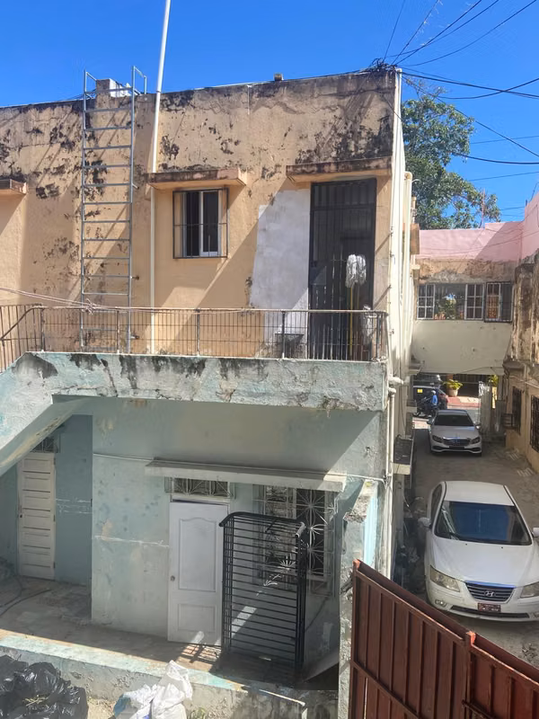Casa en Gazcue con 500 m2 de solar ideal para plaza pequeña