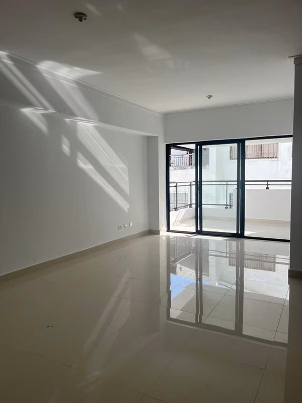 Vendo Apto en Serralles, piso alto.