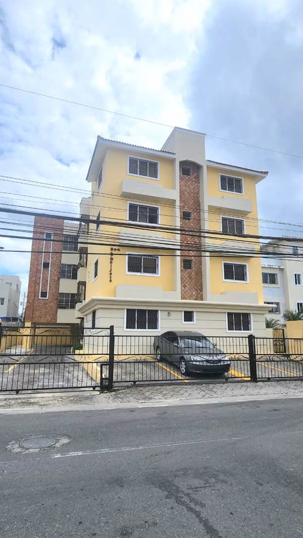 Hermoso y Amplio Apartamento con 3 Habitaciones y 2 Parqueos de Venta en Las Dianas!
