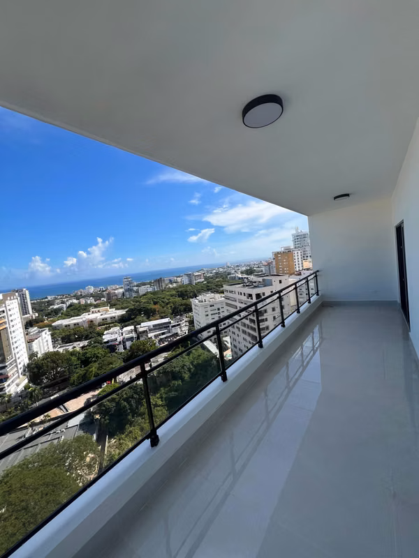 Apartamento en alquiler piso alto con vista al mar, en La Esperilla, Distrito Naciona.
