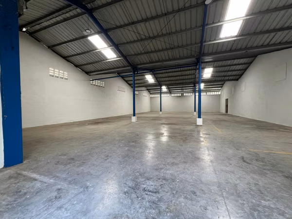 Local comercial en Las Americas Fachada Moderna 1000 M2