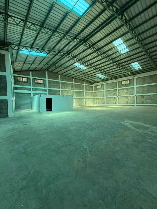Nave Industrial en Alquiler en la Av. Republica de Colombia