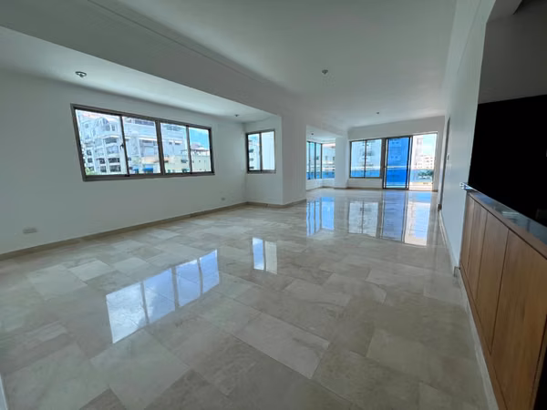 Apartment with 3 bedrooms and a studio in Urb. Real