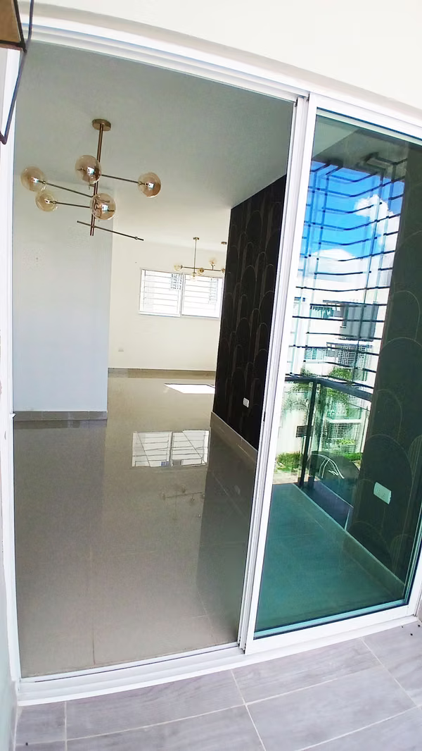 Alquiler de Apartamento en Santiago: 3 Habs, Balcón y Seguridad (Ref: AJP-215)