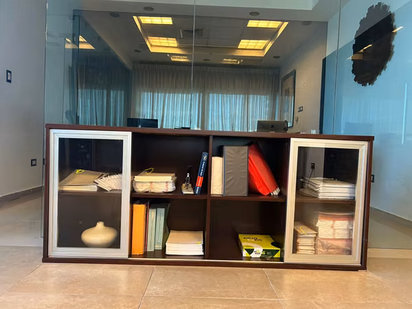 Moderna y Elegante Credenza para Oficina u Hogar