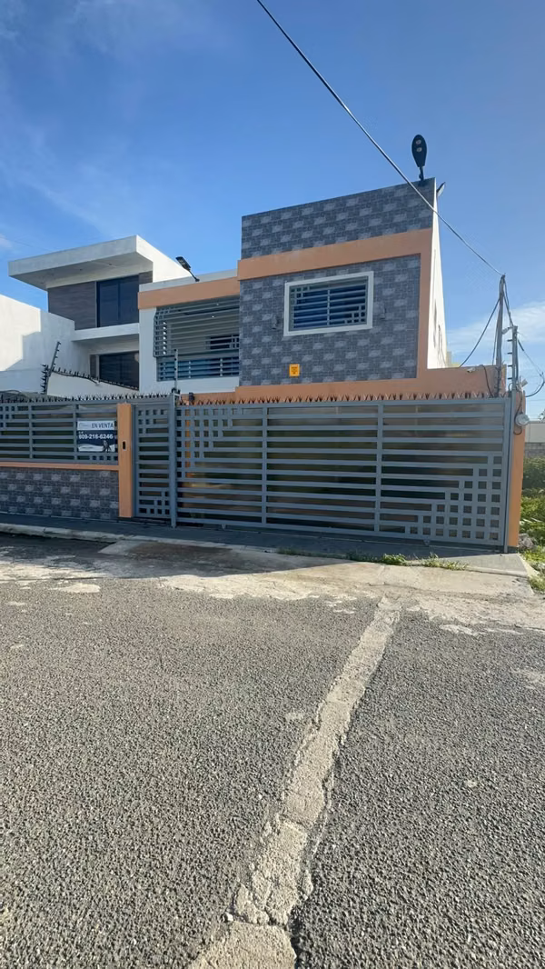 Moderna Casa en Venta en Prado Oriental | 3 Habitaciones + Jacuzzi + Marquesina para 4 Vehículos”