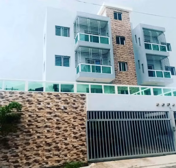 Amplio apartamento en alquiler con excelente ubicación en San Isidro!