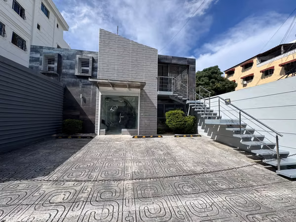 Rento / Alquilo Edificio comercial de 2 niveles opción a rentar 1 nivel