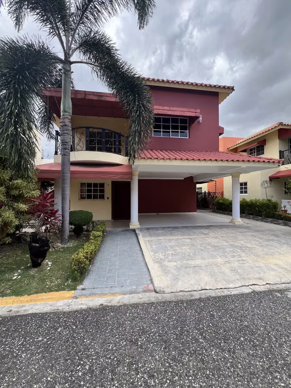 Casa de 2 Niveles con Piscina y Cancha de Tenis Próximo a la Autopista de San Isidro